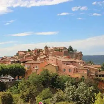 Découvrez Roussillon village haut en couleurs dans le Luberon