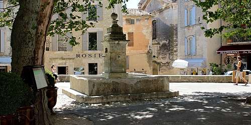 Place du village à Gordes